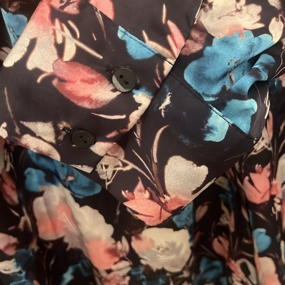 TORRID Madison Long Sleeve Floral Satin Black Button Up Shirt size 1 (14-16) - Picture 10 of 11